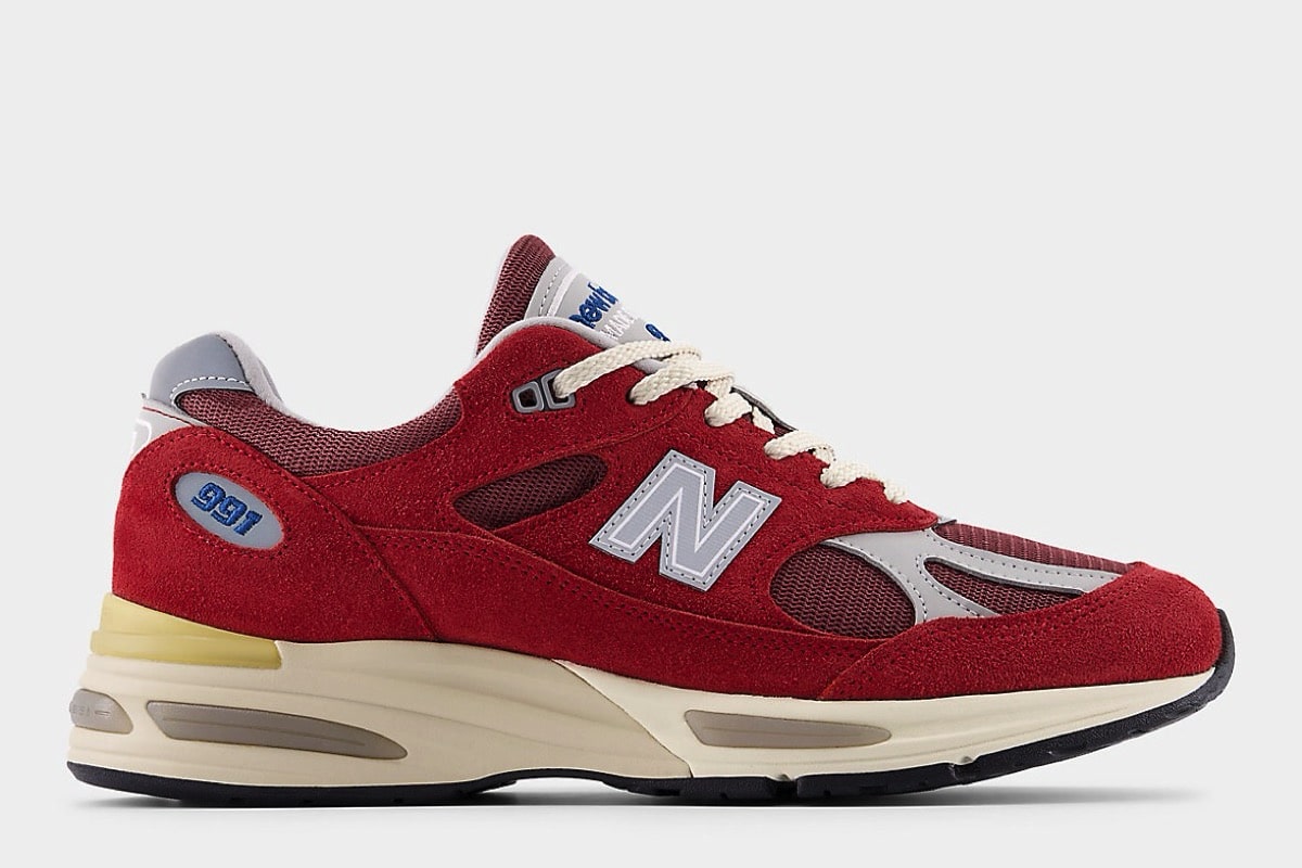 New Balance 991v2 „Karanda Red” stawia na czerwony zamsz i bordową siatkę.