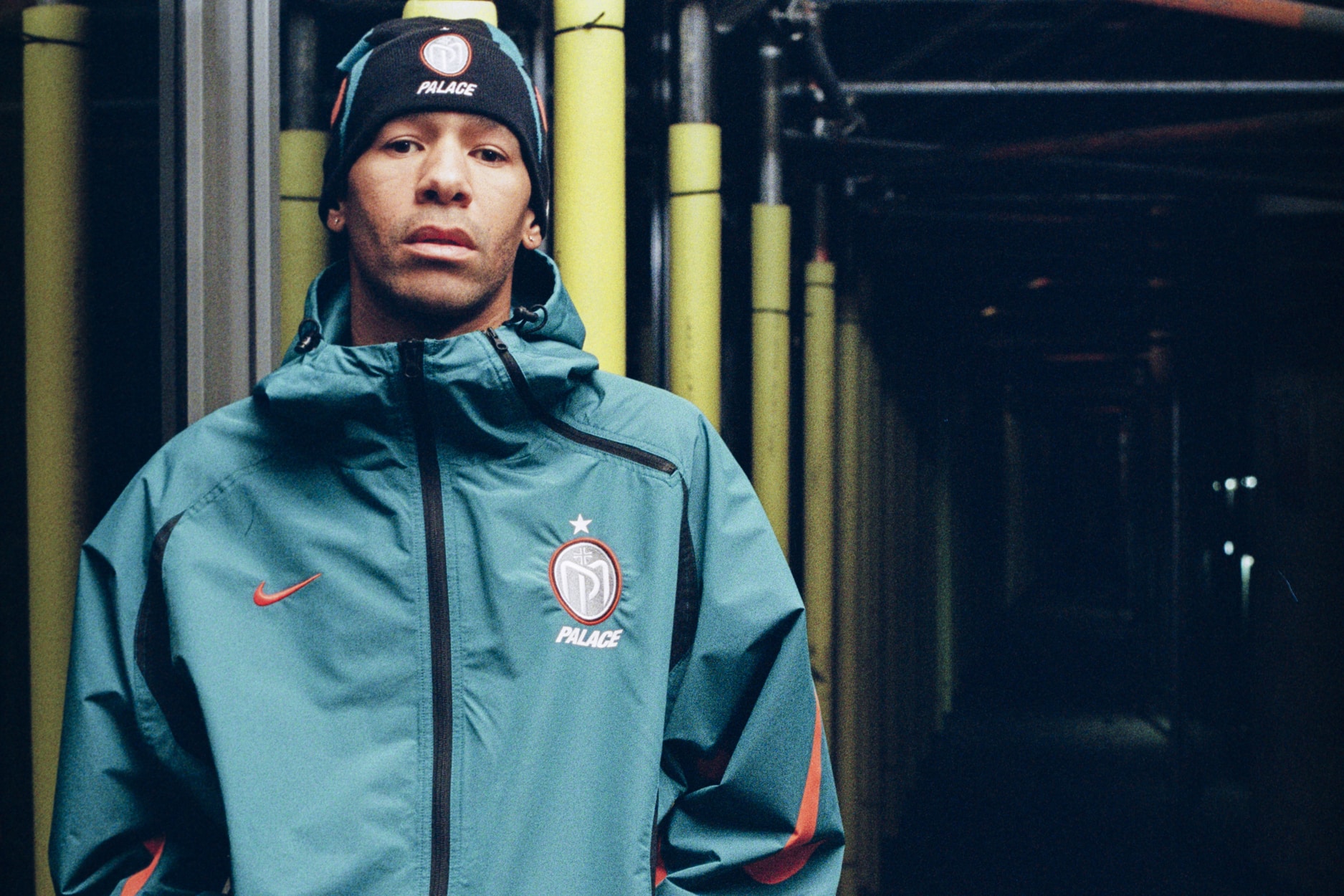 Nike x Palace Manor Place: czerń, turkus i herb jak z klubowej koszulki
