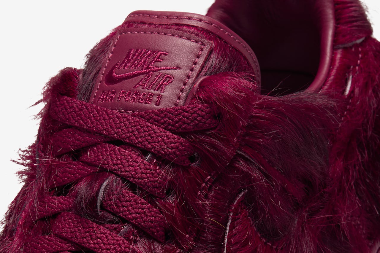 Nike Air Force 1 QS Pony Hair „Team Red” – kudłata konstrukcja od czubka po piętę