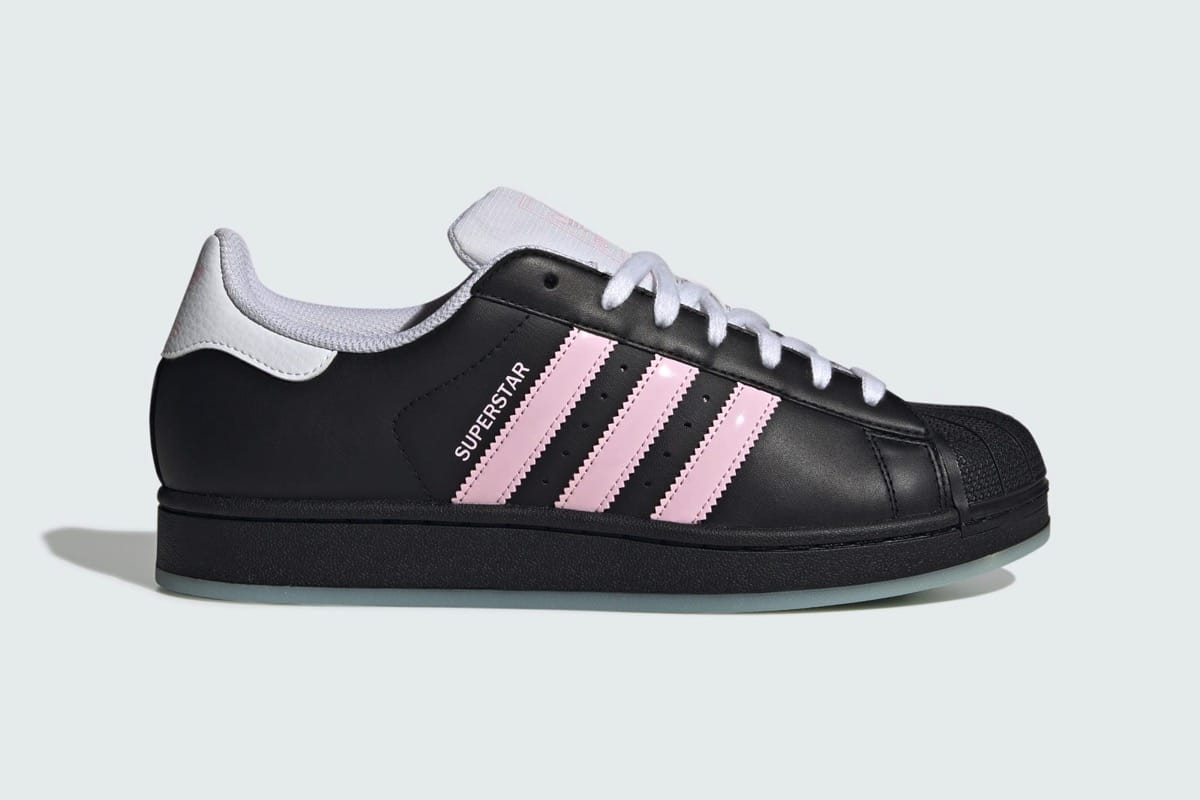 Adidas Superstar – czarna sylwetka z różowymi paskami